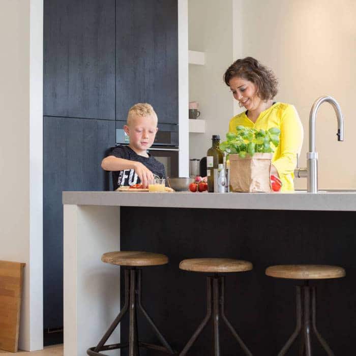 Pizza maken in de keuken van de familie Jochemsen
