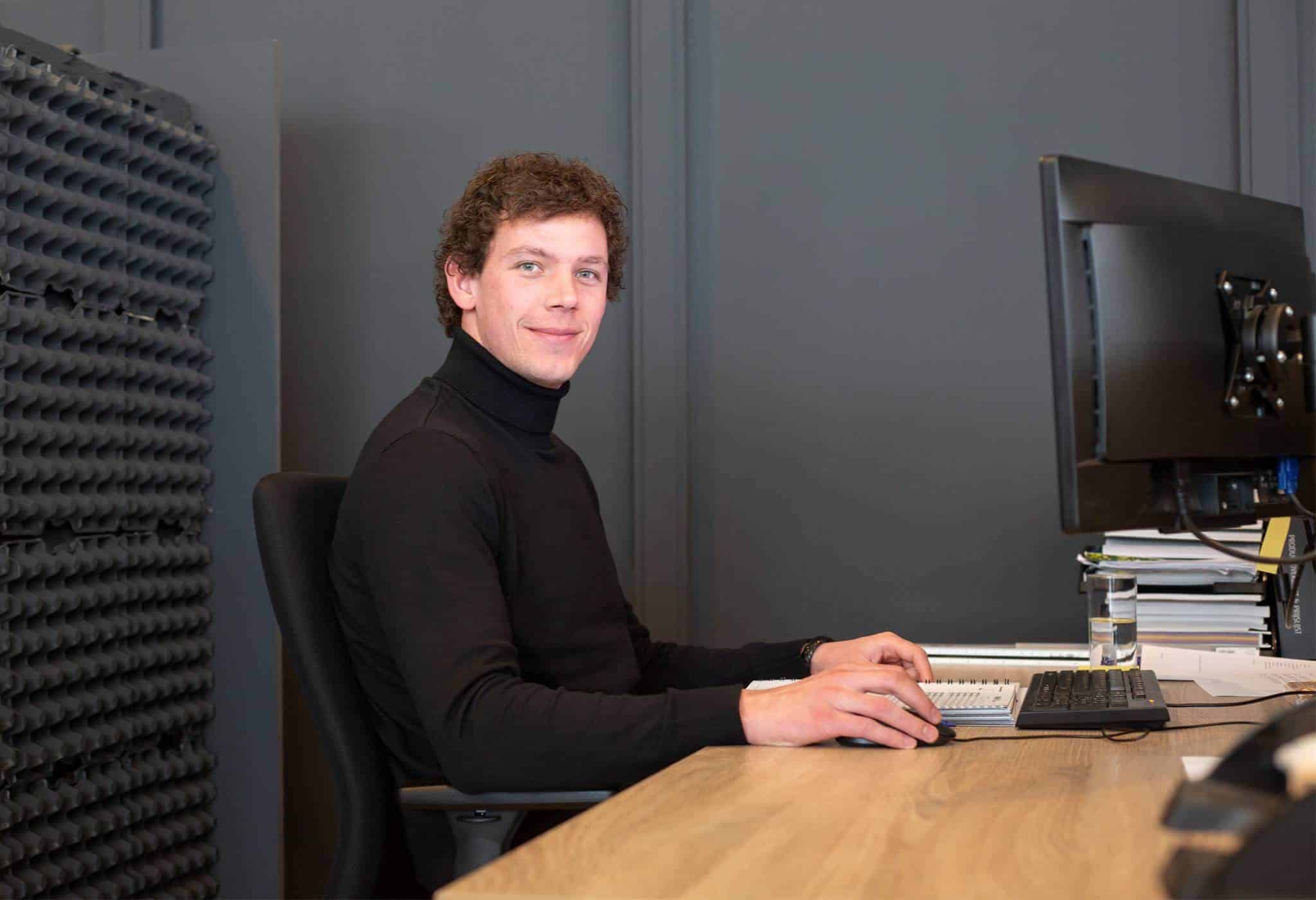 Orderverwerker Jordy achter zijn pc