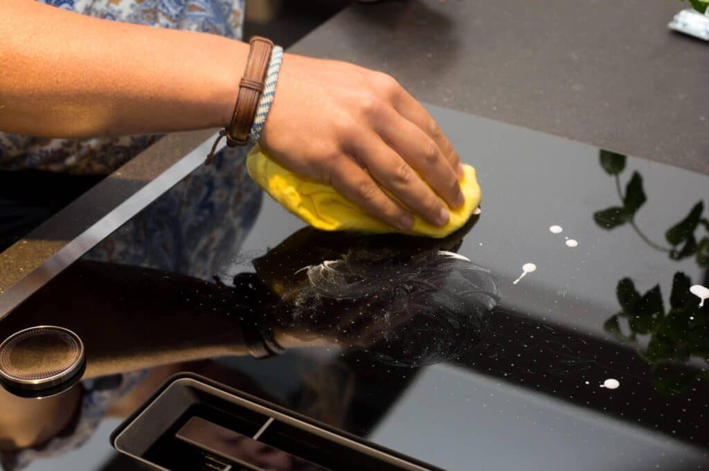 Kookplaat schoonmaken met kookplaatreiniger