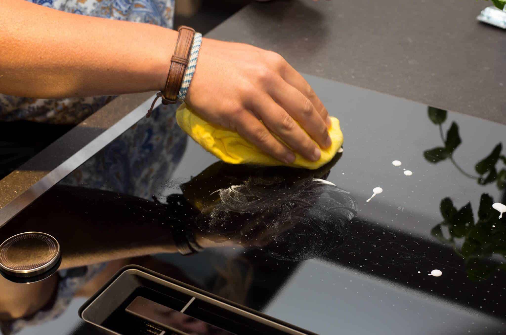 Kookplaat schoonmaken met kookplaatreiniger