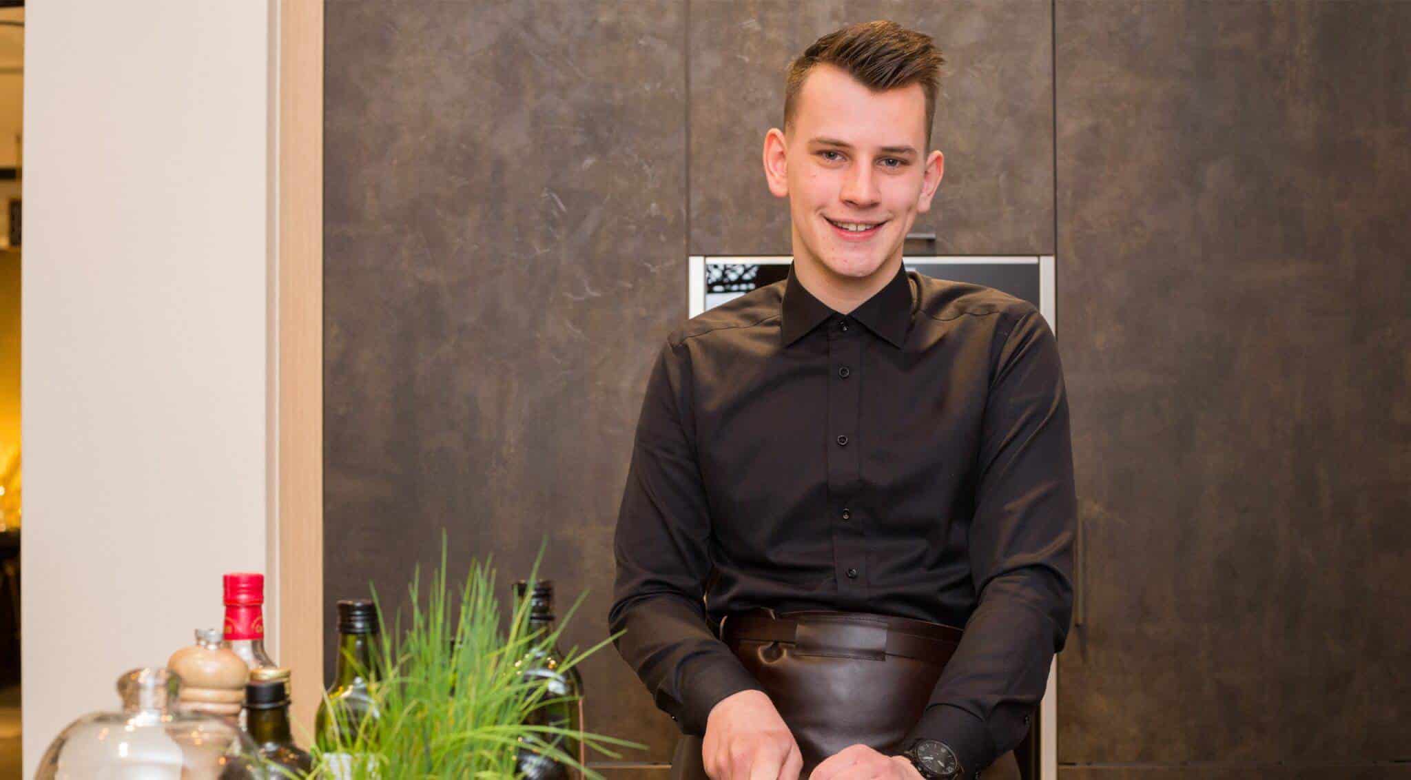 Gastheer Martijn voegt melk toe aan een espresso