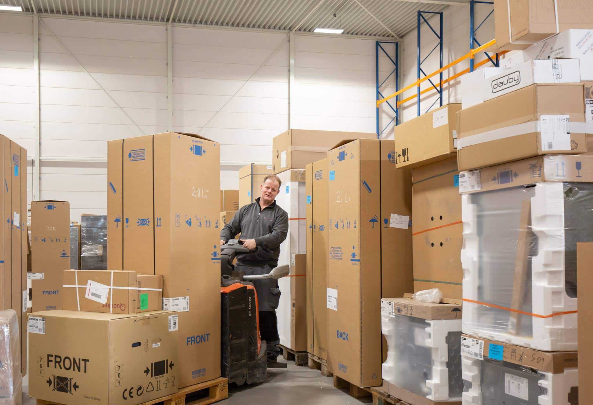 Martin in het magazijn van Velthuizen Keukens