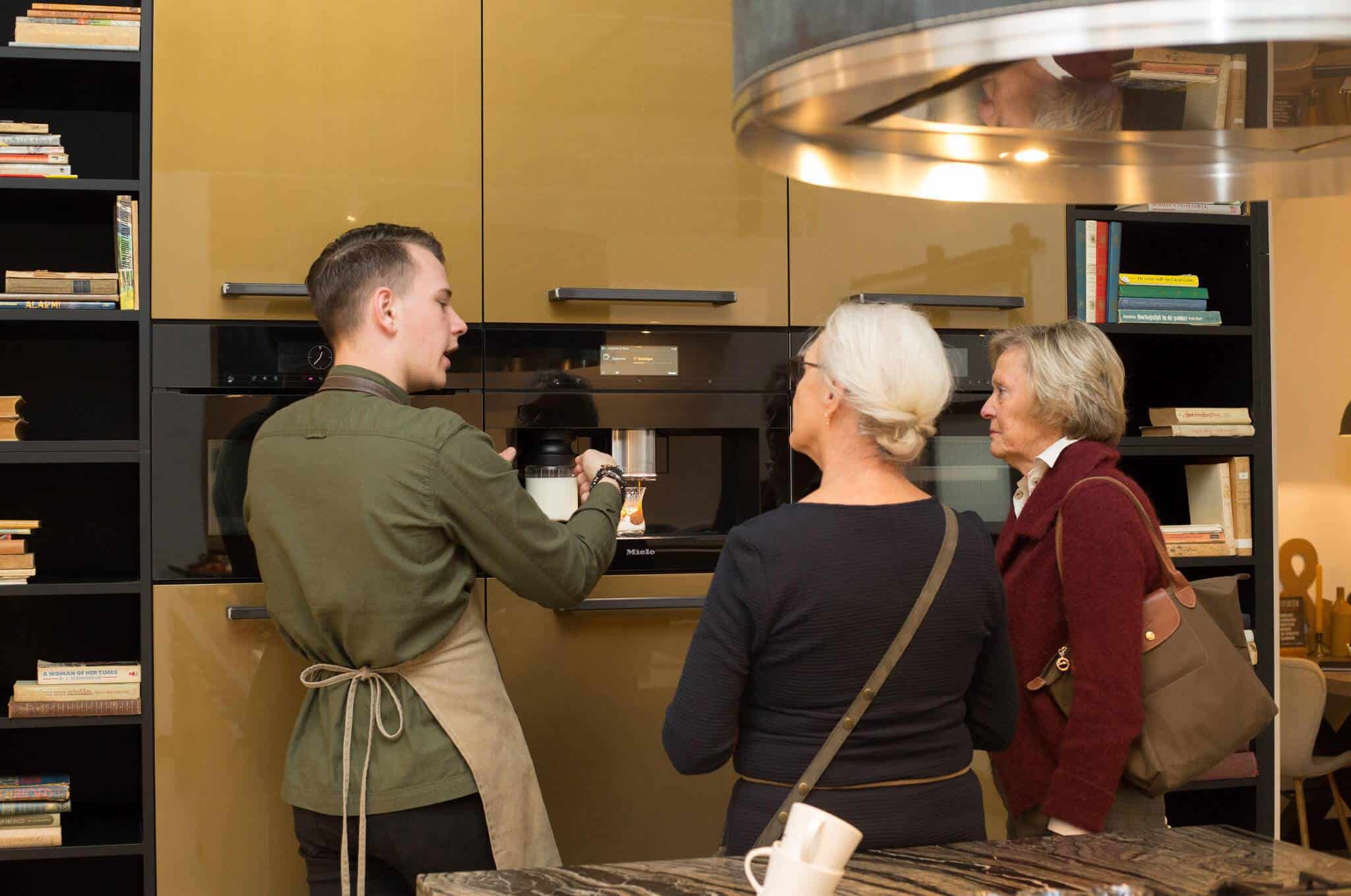Martijn vult het EasyClick melksysteem van de nieuwe Miele koffiemachine aan