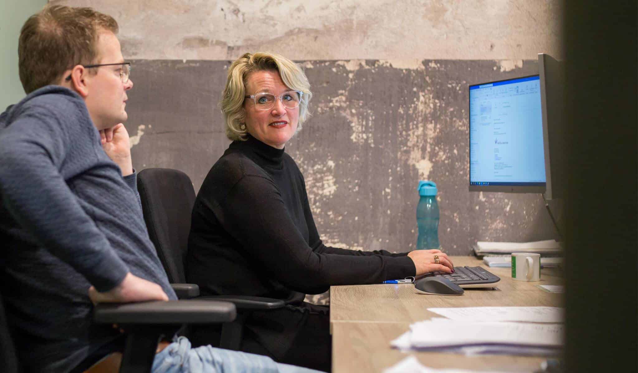 Servicemedewerkster Monique en collega Arno