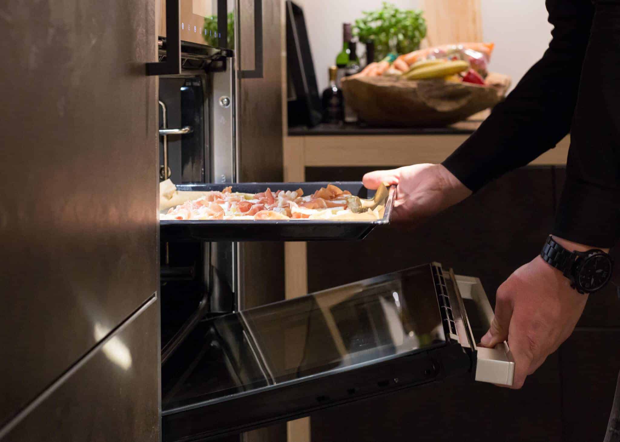 Dankzij Slide&Hide verdwijnt de ovendeur onder de oven