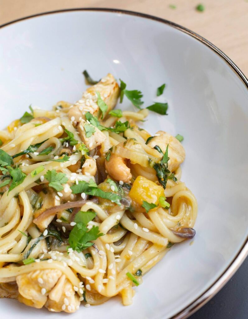 Ingrediënten voor noedels met kip en mango