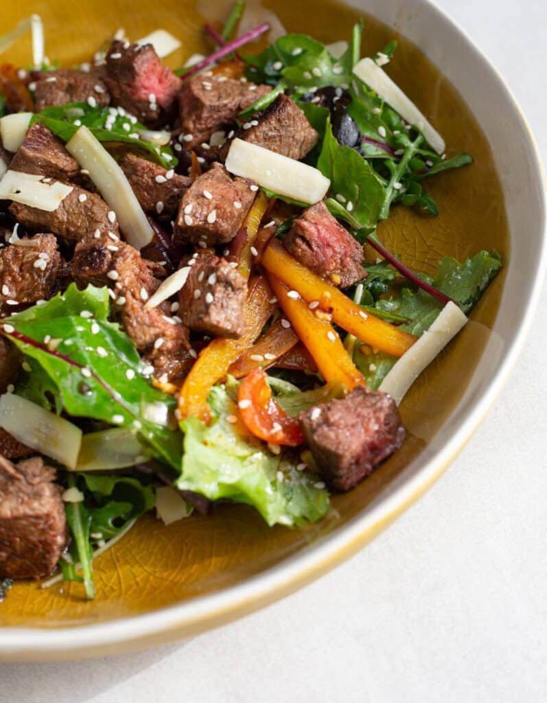 Ingrediënten voor een oosterse salade met ossenhaaspuntjes