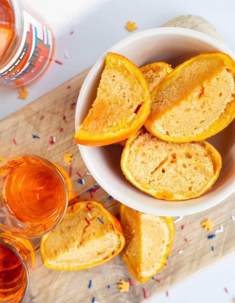 Ingrediënten voor een oranjecake in sinaasappelschil