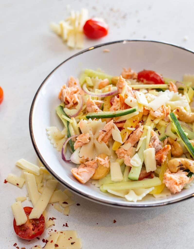 Ingrediënten voor een pastasalade met zalm