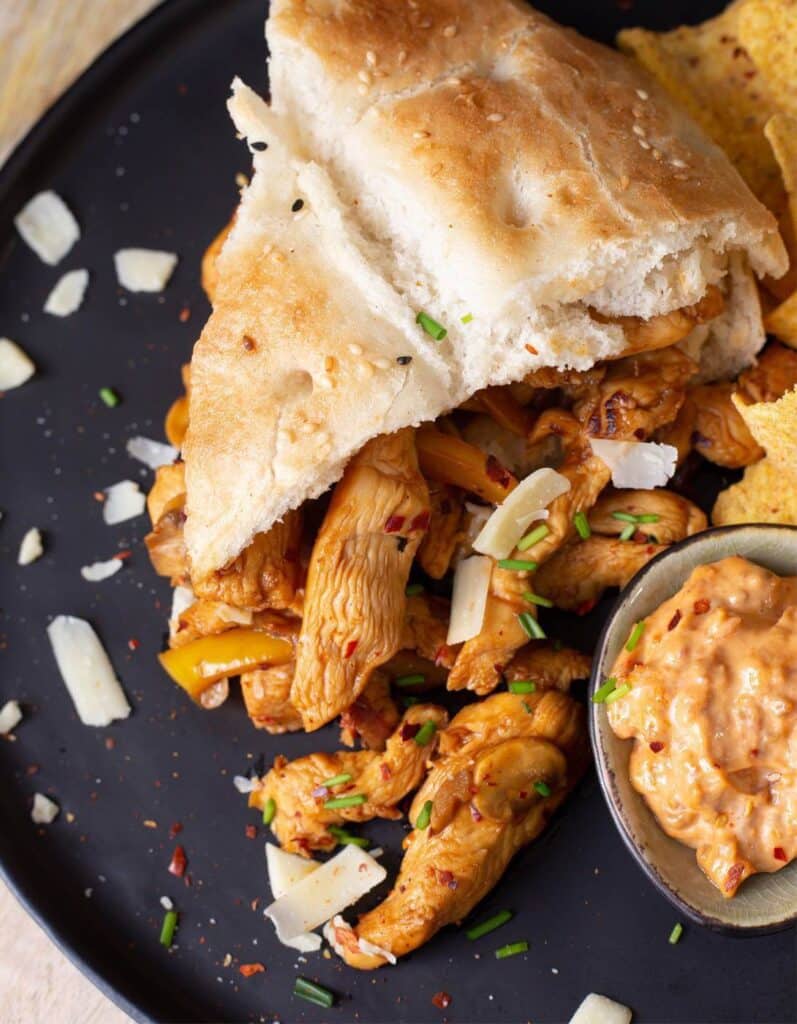 Ingrediënten voor pittige kip op Turks brood