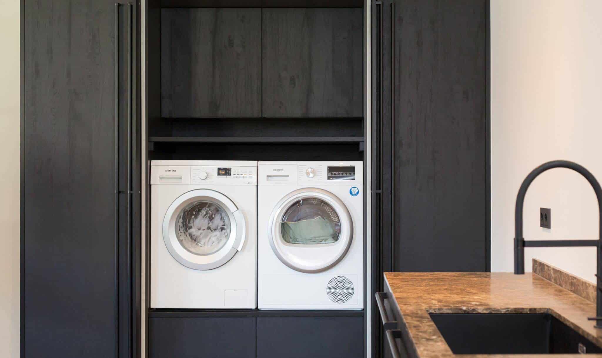 Kastenwand met gesloten pocket deuren
