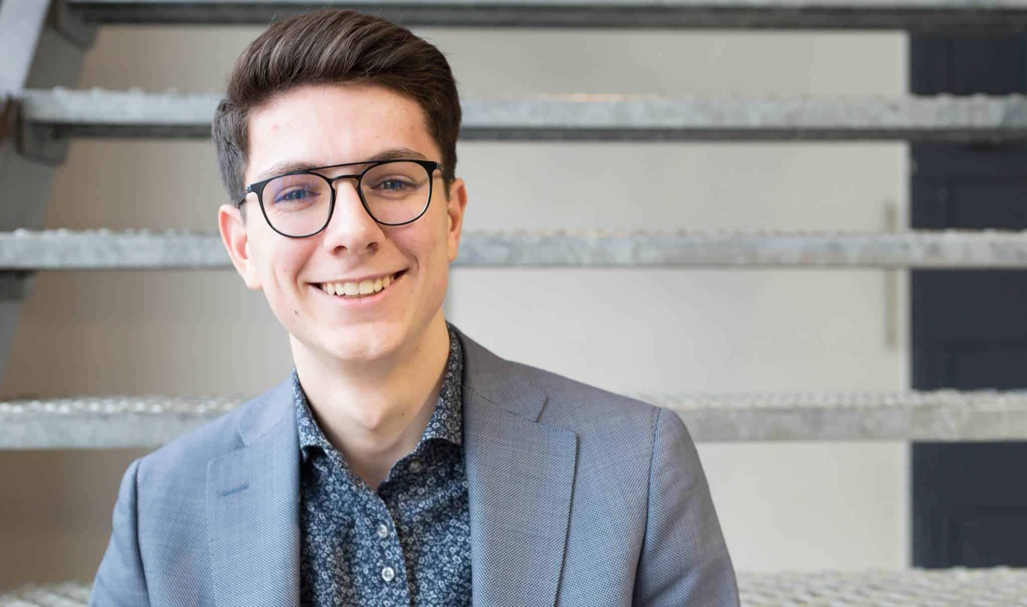 Adviseur Ricardo in de showroom van Velthuizen Keukens