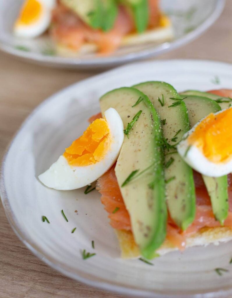 Gerookte zalm en wit brood