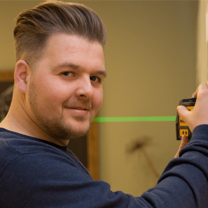Projectbegeleider Arno tijdens het inmeten van een keuken