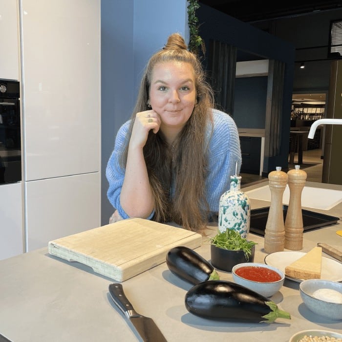 Eefje van Eefsfood in de showroom van Velthuizen Keukens