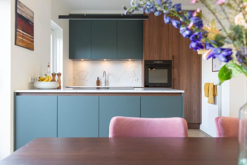 Natuurlijke keuken met bovenkasten