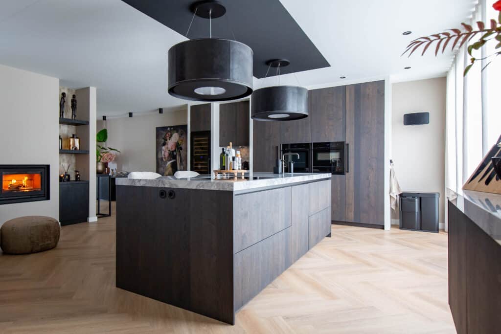 Donkere keuken met keukeneiland