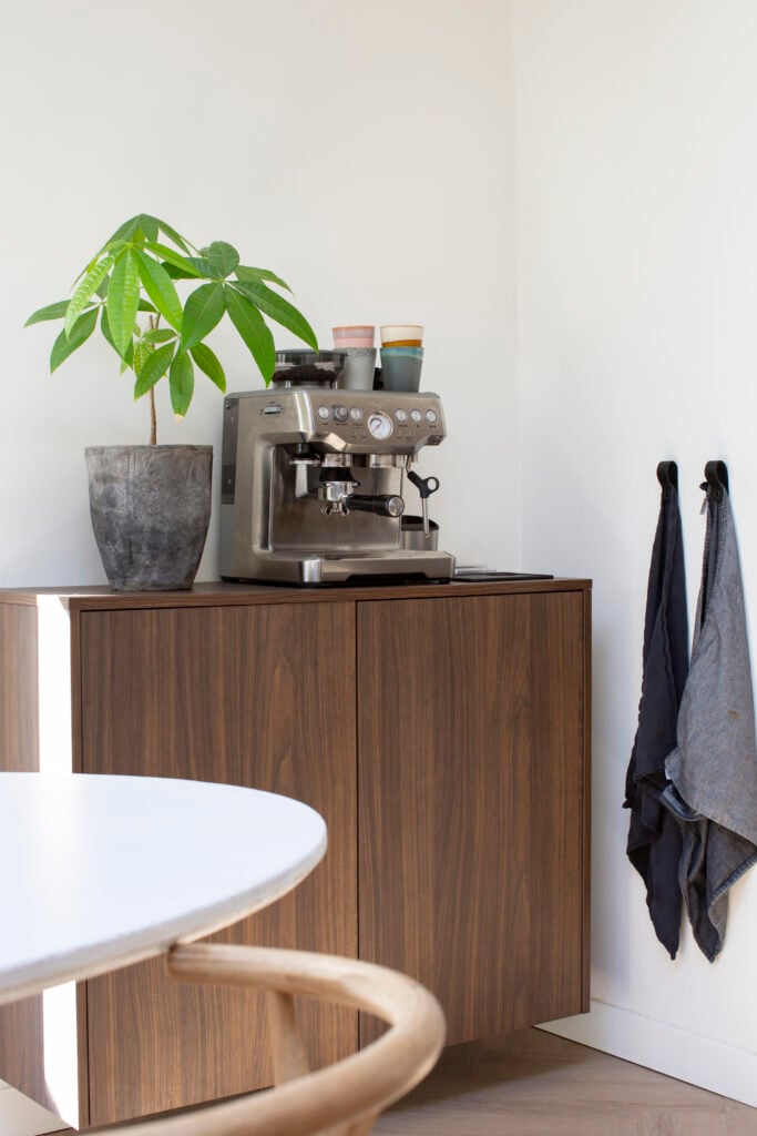 Koffiecorner met houten kasten