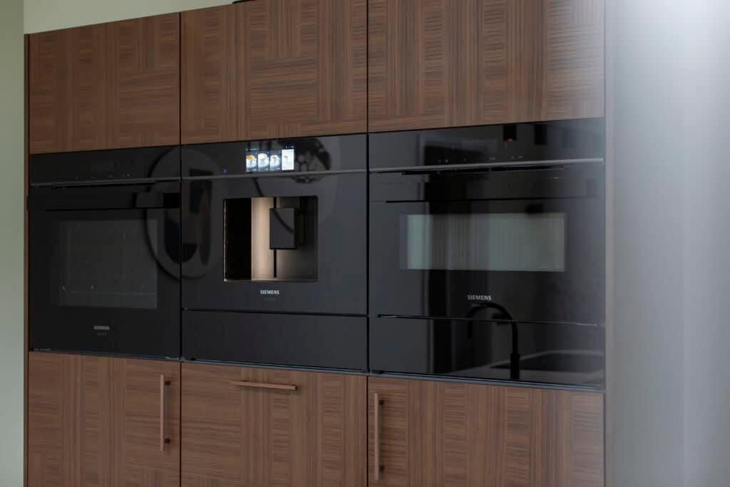 Apparatenset van Siemens met inbouwkoffiemachine, warmhoudlade en 2 ovens