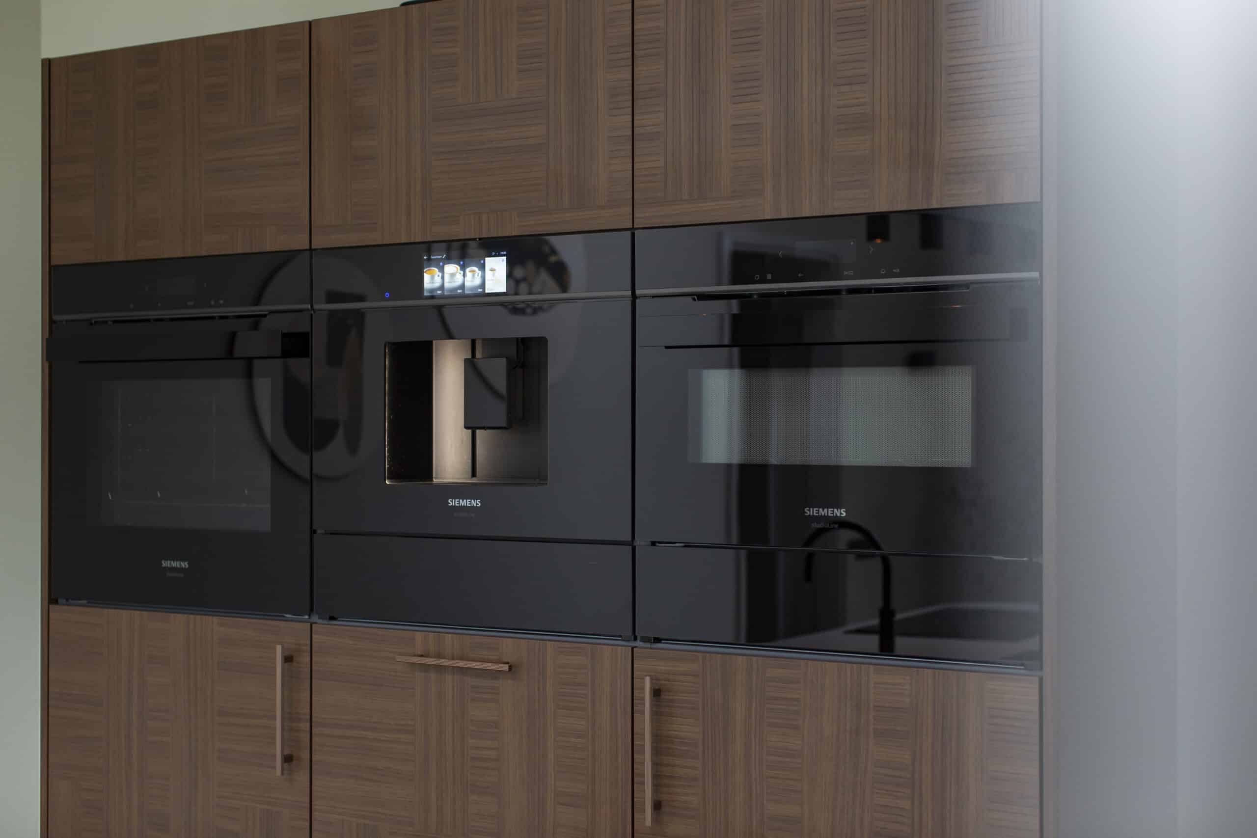 Apparatenset van Siemens met inbouwkoffiemachine, warmhoudlade en 2 ovens