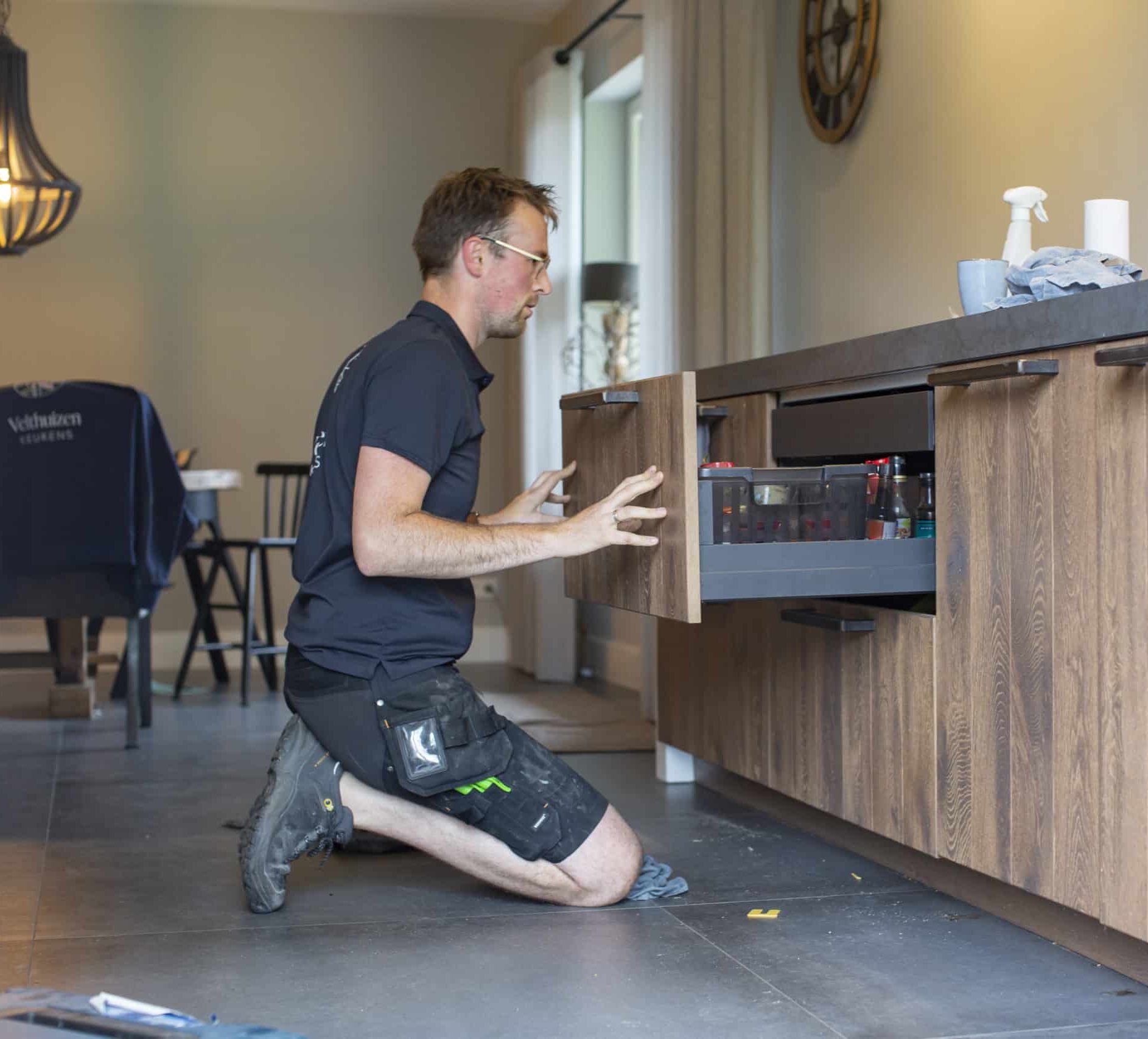 Servicemonteur van Velthuizen stelt keukenkasten af