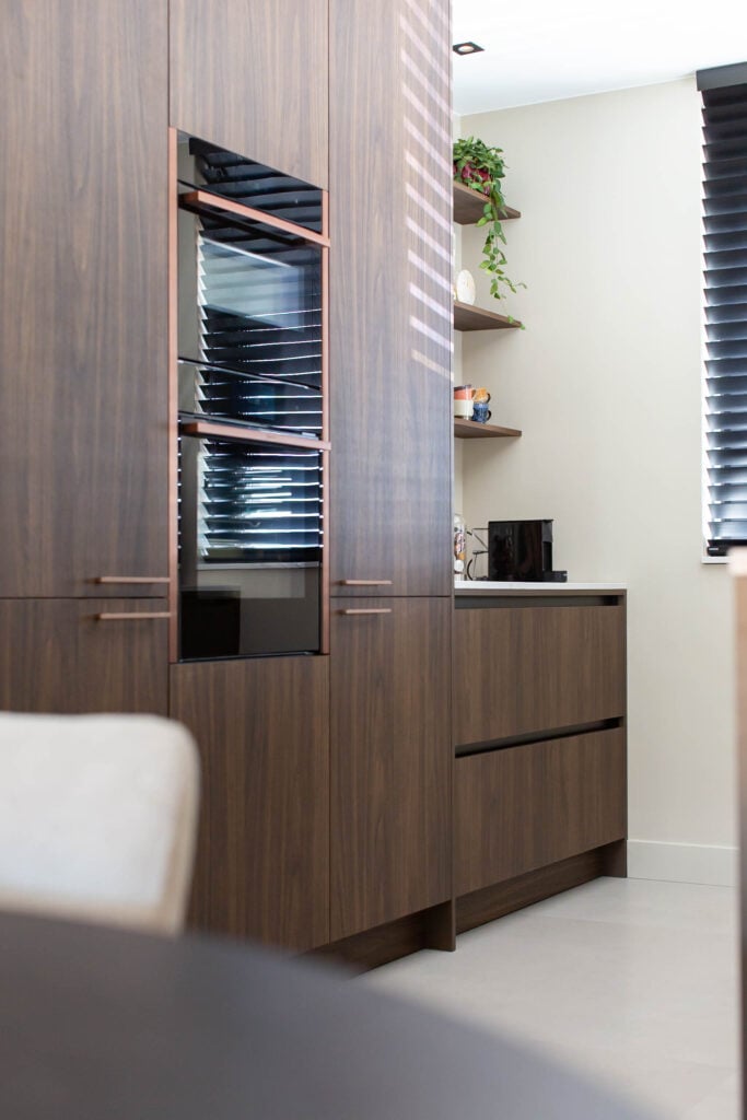 Houten keuken met koffienis