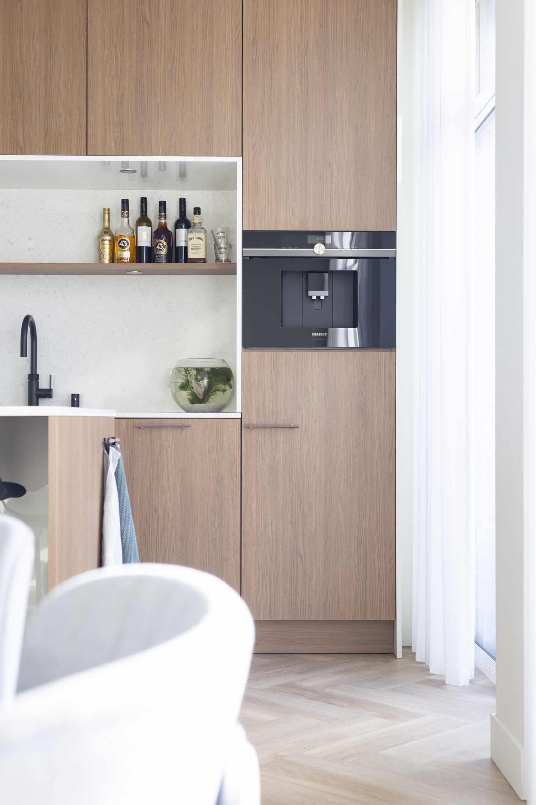 Scandinavische keuken met inbouwkoffiemachine van Siemens
