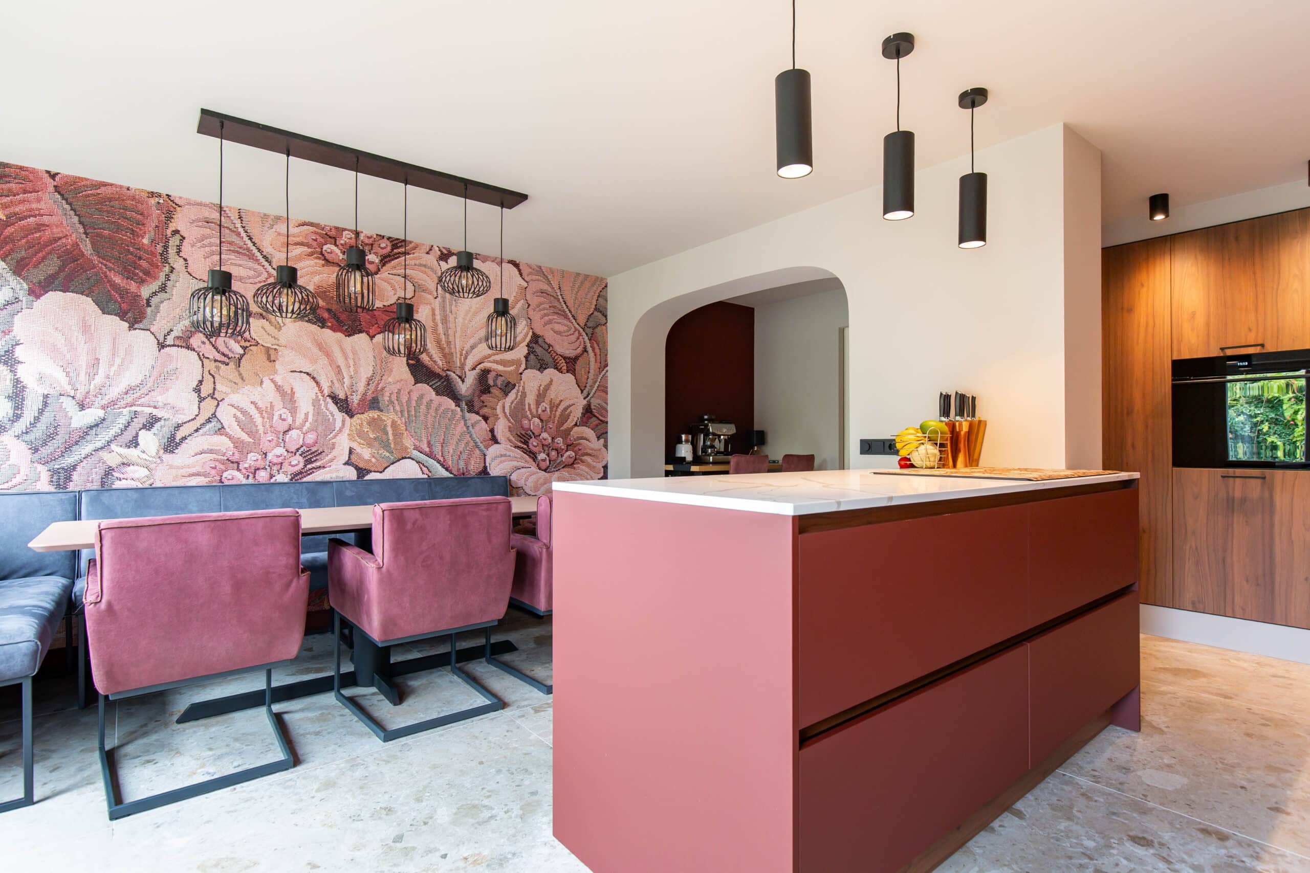 Keukenopstelling met frontcombinatie van warm rood met hout