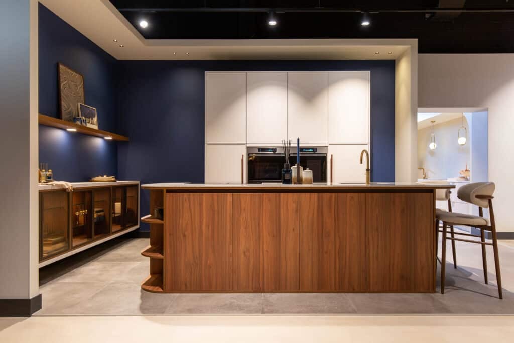 Notenhouten eilandkeuken met terrazzo werkblad